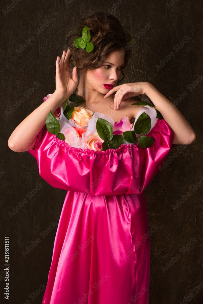 一位身穿粉色花朵连衣裙的优雅女性肖像
