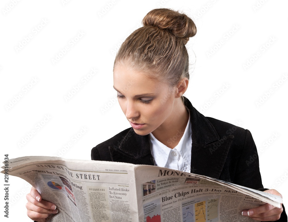 美丽的年轻女商人阅读财经新闻