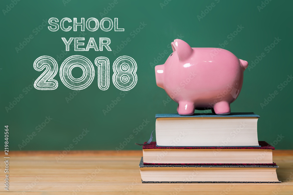2018学年文本，书上有黑板，上面有粉红色的存钱罐