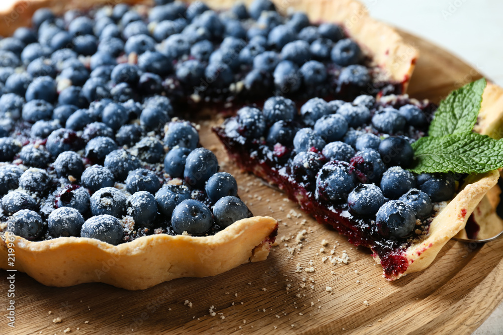 木板上的美味蓝莓派，特写