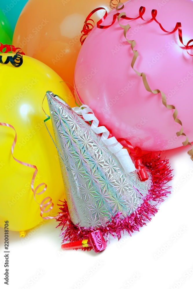 派对吹喇叭、拖缆、生日帽和气球特写