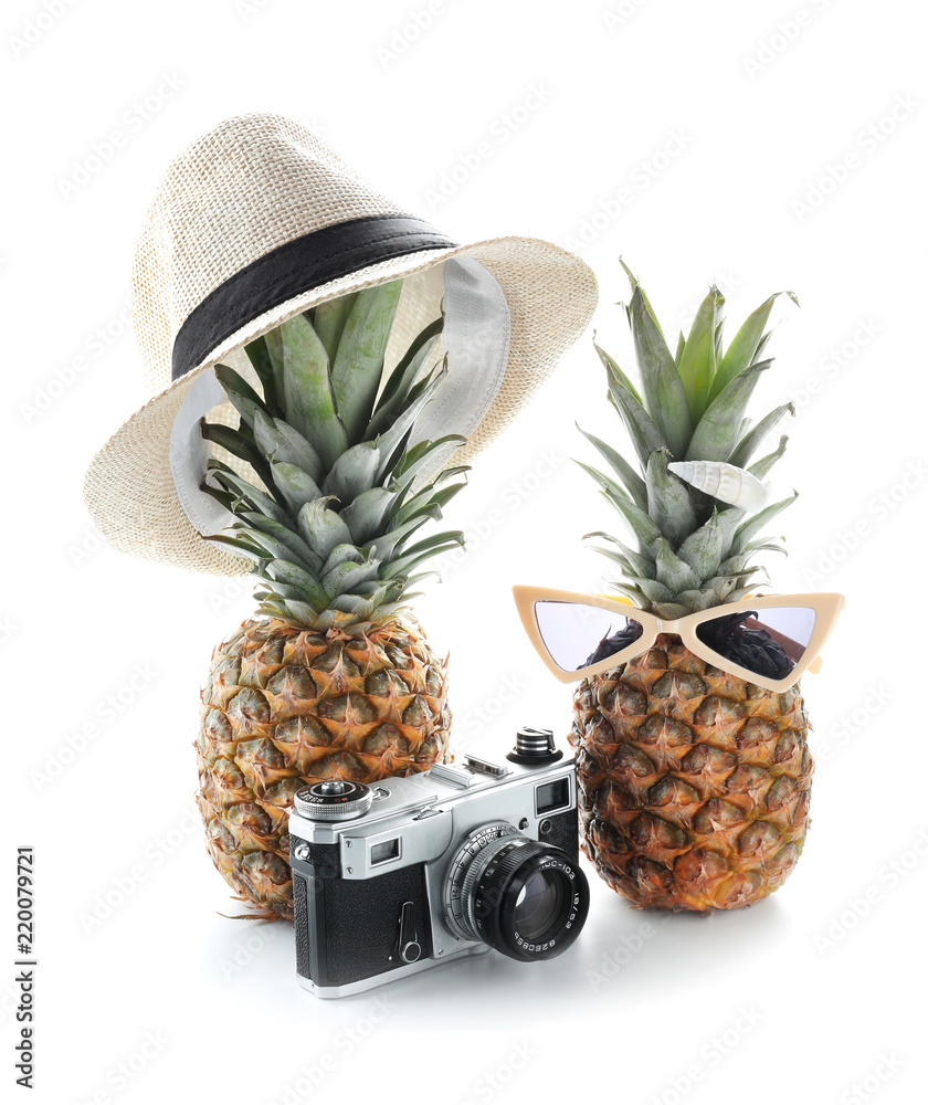 白色背景下的时尚帽子、菠萝、相机和太阳镜