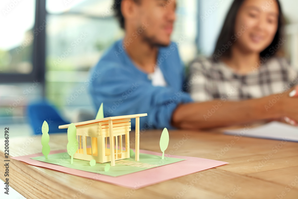 房地产经纪人办公室桌子上的房子模型