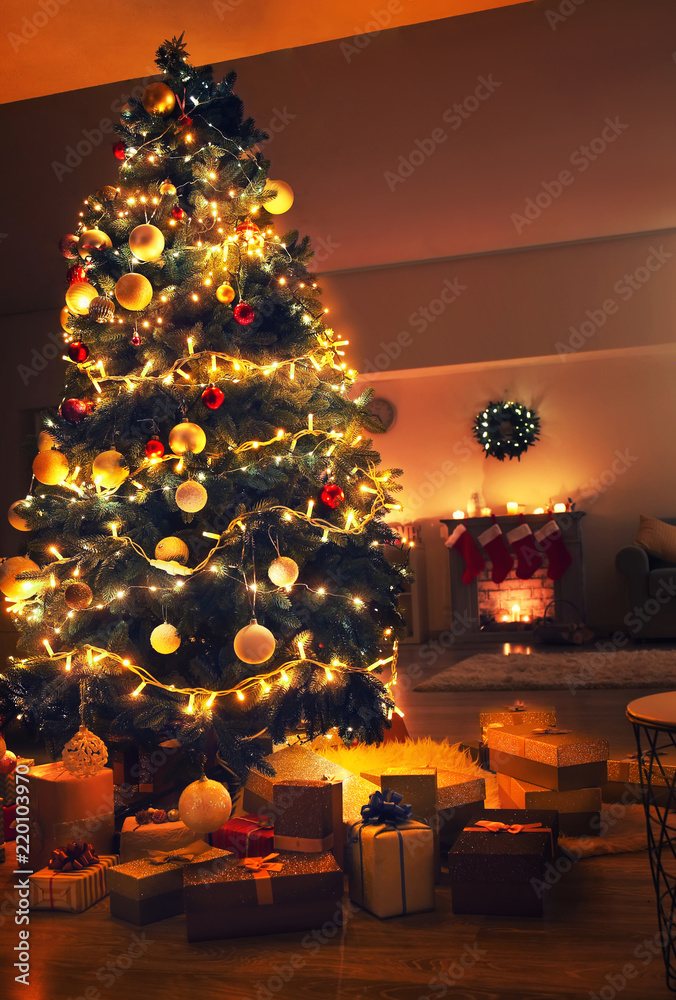 客厅里装饰精美的圣诞树和礼物