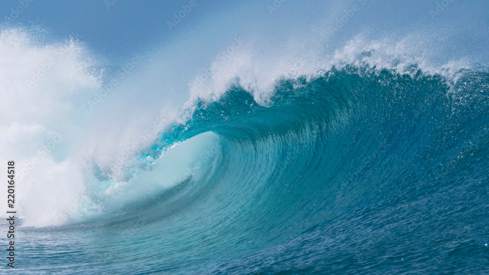特写：太平洋上美丽的深蓝色管波在阳光明媚的日子卷曲。