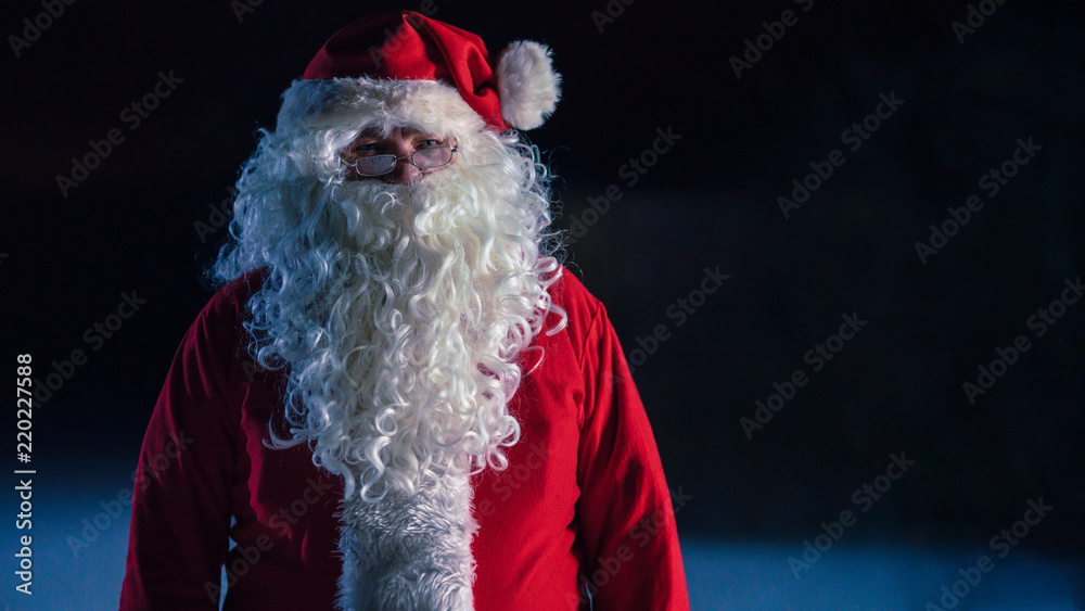 正宗圣诞老人的肖像照，他开怀大笑，点头致意。准备好迎接新年前夜，带来吧