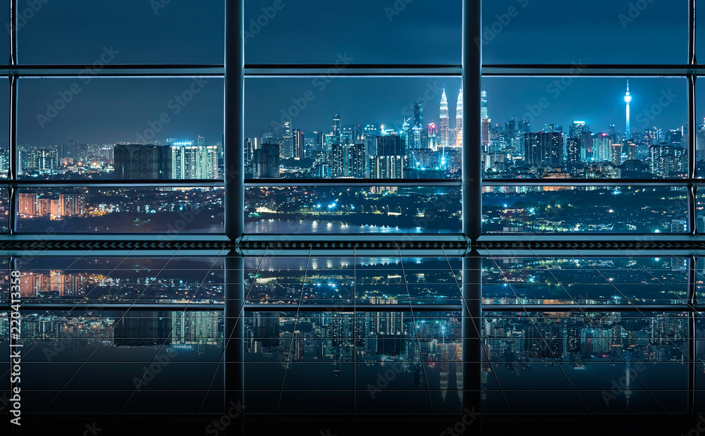 现代空旷干净的办公室内部，玻璃窗和城市天际线背景，夜景