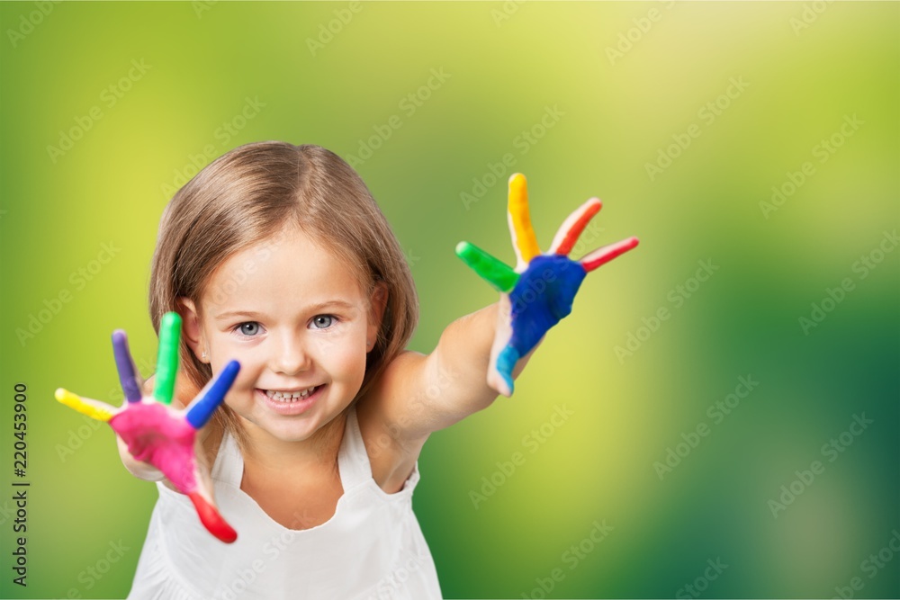 可爱的小女孩，白色背景上有五颜六色的手