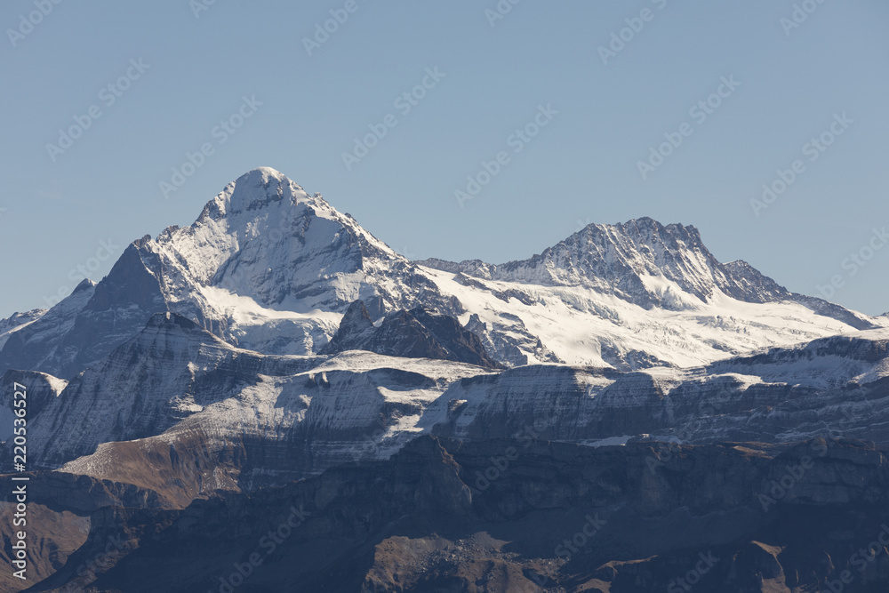 瑞士伯尔尼高地美丽秋日的阿尔卑斯山全景