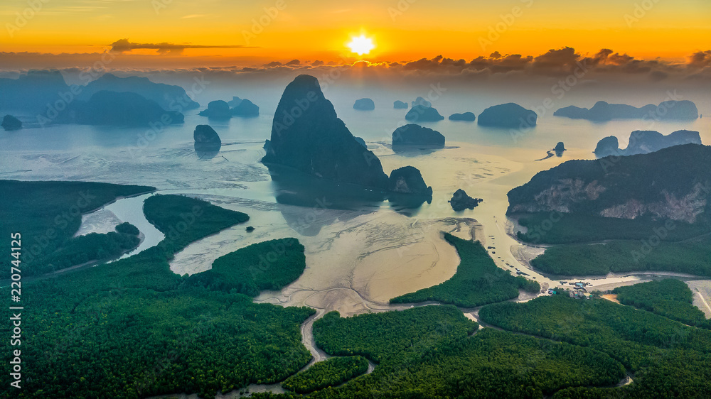 日出时的攀牙湾鸟瞰图，安达曼海的红树林和山丘，泰国