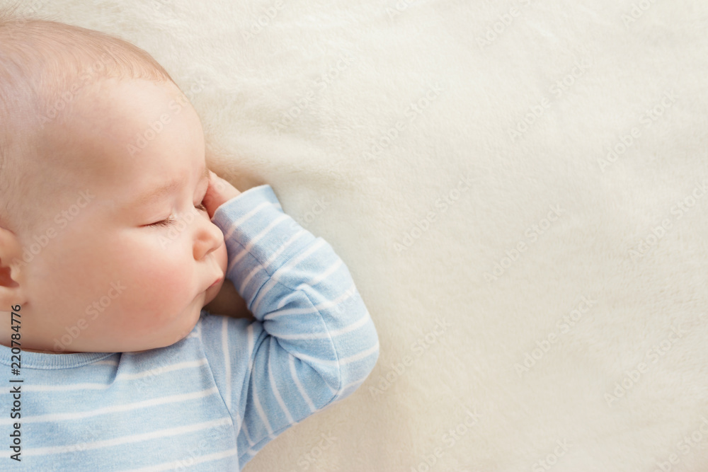 婴儿用柔软的白色毯子睡觉
