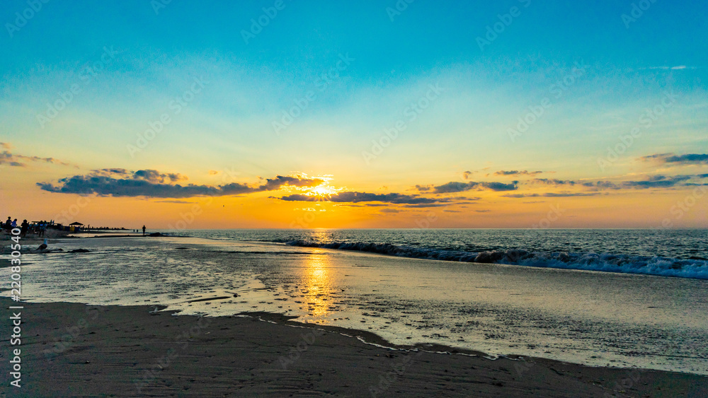 日落在普罗文斯特兰科德角北侧的海滩上，大西洋海景MA US。