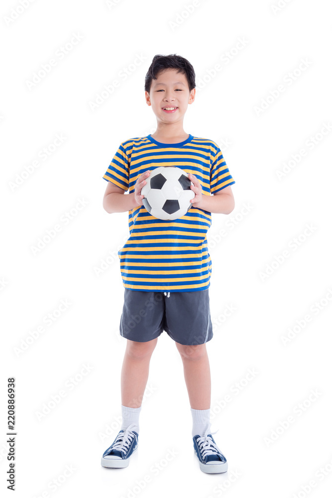 年轻的亚洲男孩拿着球，在白色背景上微笑