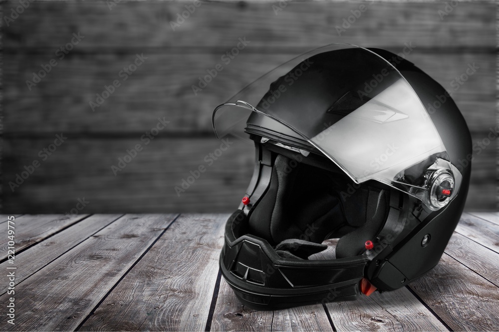 白色背景上隔离的黑色摩托车头盔