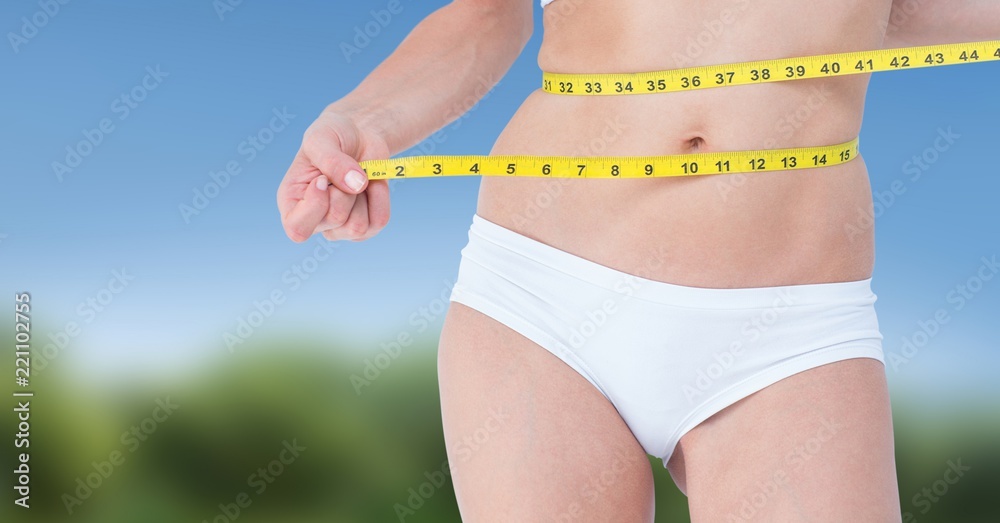 夏天用卷尺测量体重的女人