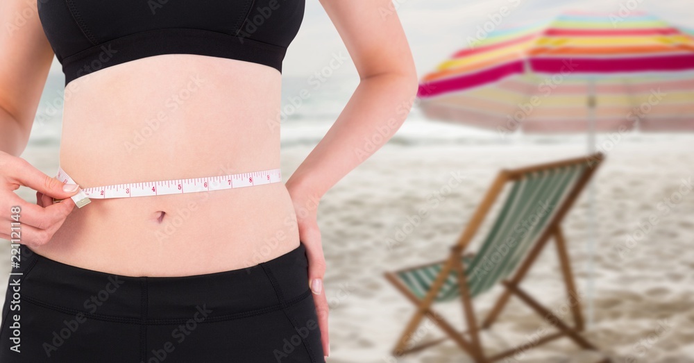 夏天用腰带测量体重的女人