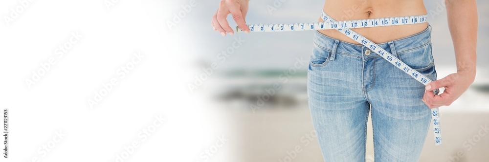 夏天用卷尺测量体重的女人