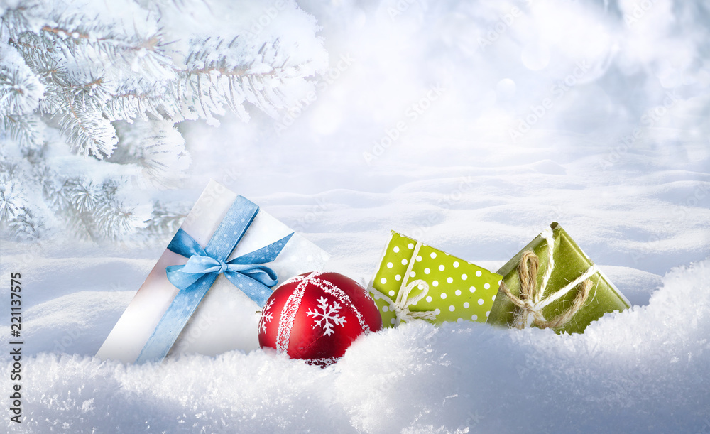 圣诞五颜六色的礼物，在冬天的雪堆里，在杉树下的球。冬天的自然圣诞光