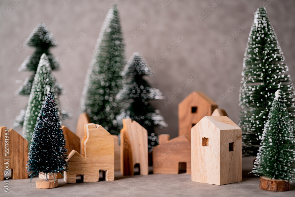 带有圣诞树和灰色皮革背景的房屋模型