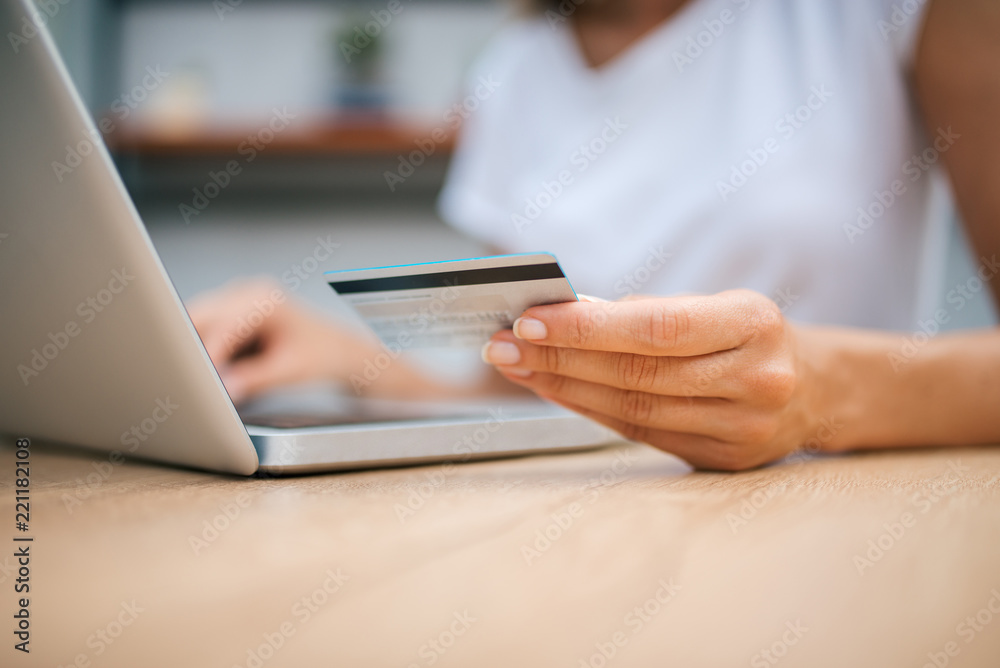 使用信用卡进行网上购物。