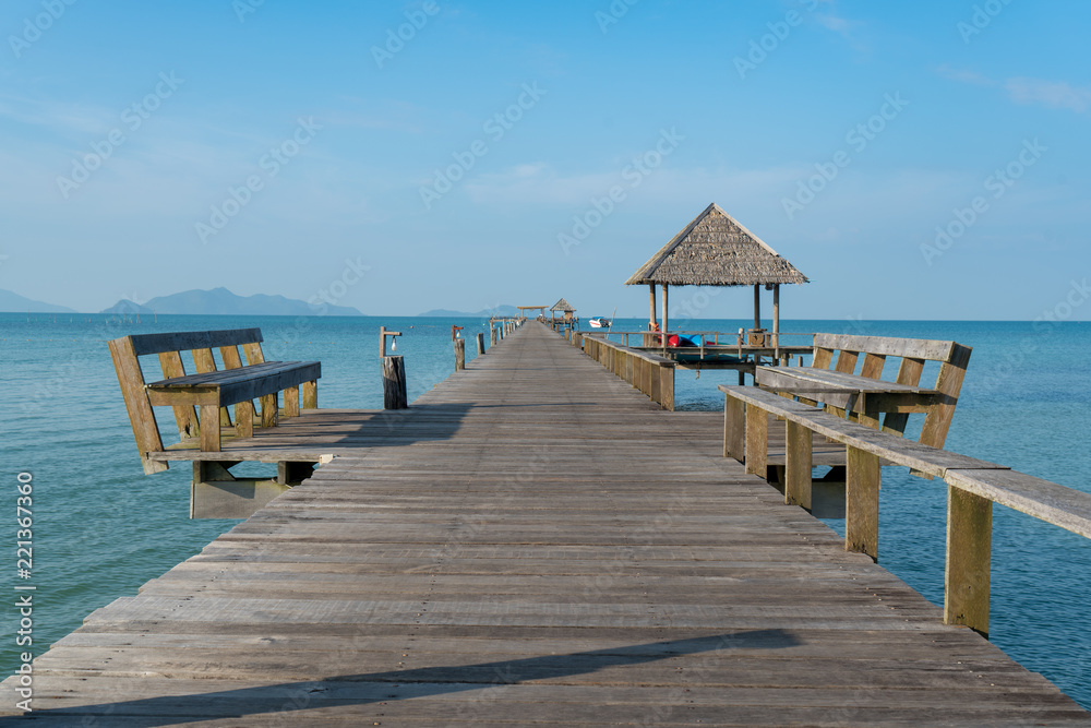 泰国普吉岛带船的木制码头。夏季、旅游、度假和度假概念。