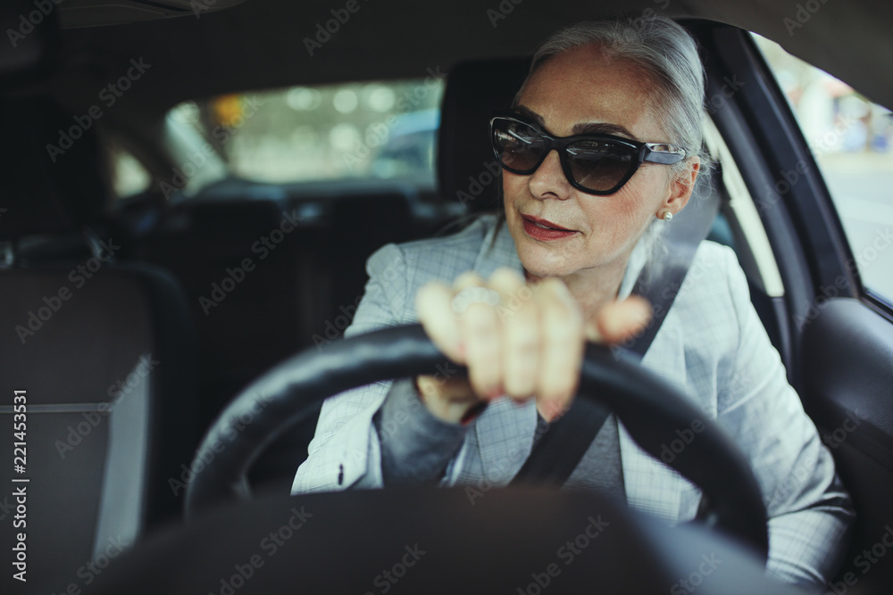 驾驶现代汽车的资深女性