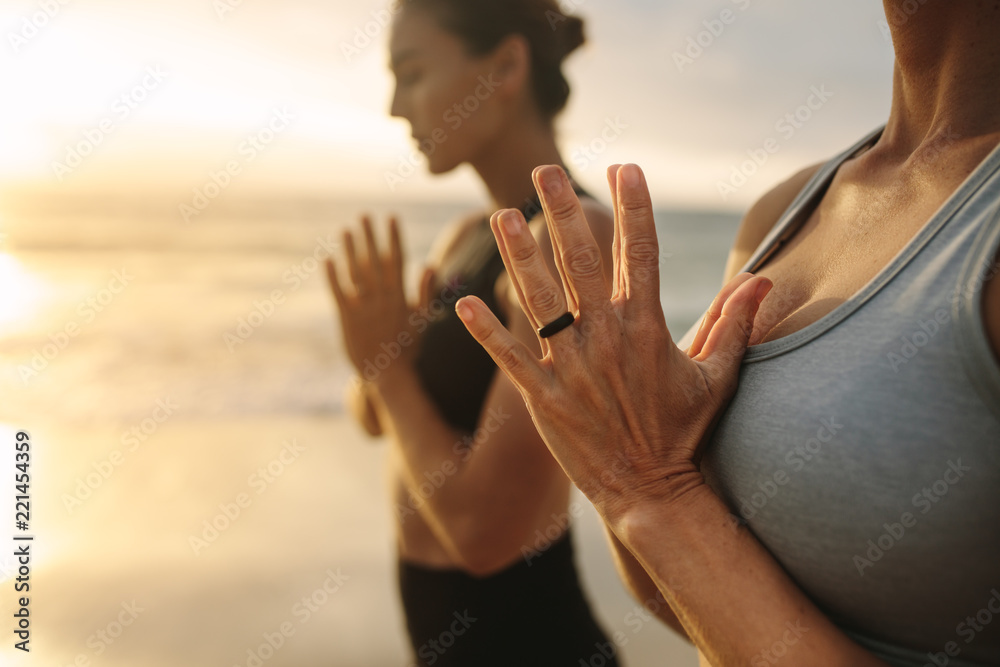 女性在海滩练习瑜伽