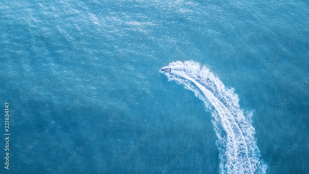 海面上的滑板车。苏岛透明绿松石水面上豪华漂浮船的鸟瞰图