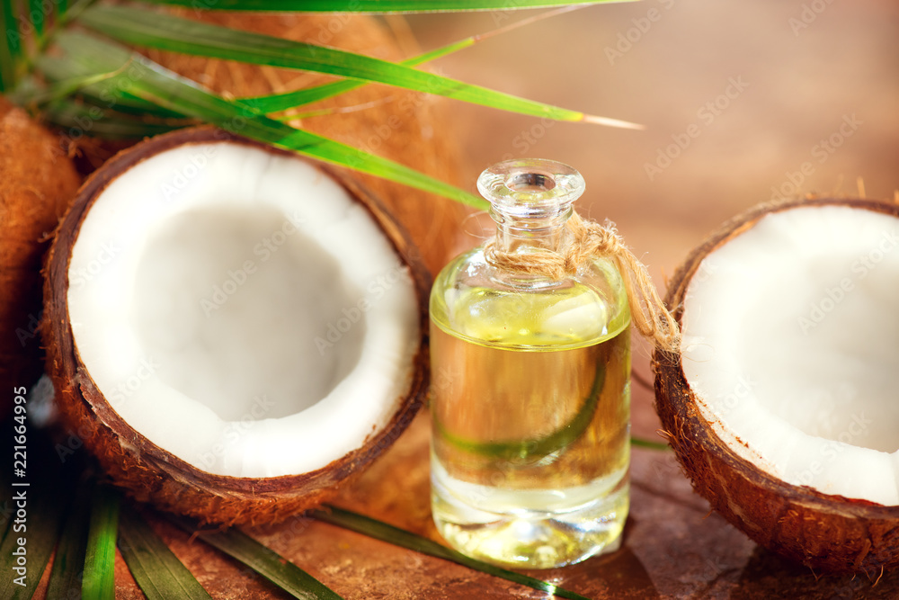 瓶装椰子油，椰子和绿色棕榈树叶。健康饮食。护肤理念