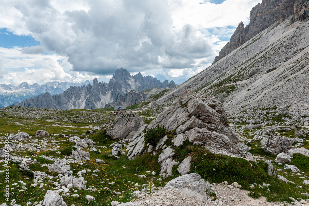 意大利白云岩Tre Cima自然公园区崎岖的山脉。