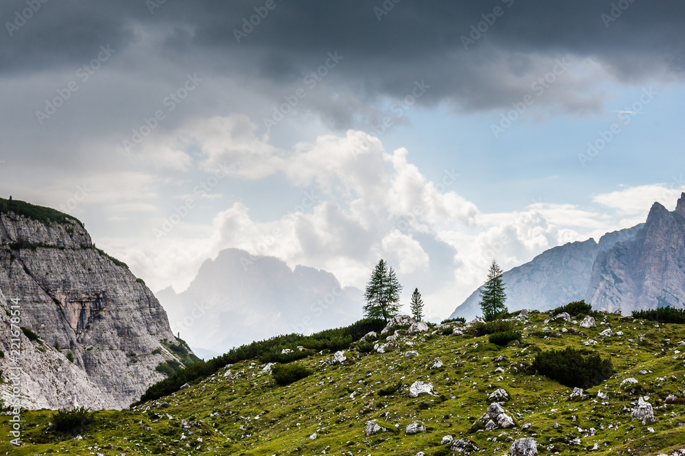 意大利多洛米蒂山脉特雷奇马自然公园地区的崎岖山脉。