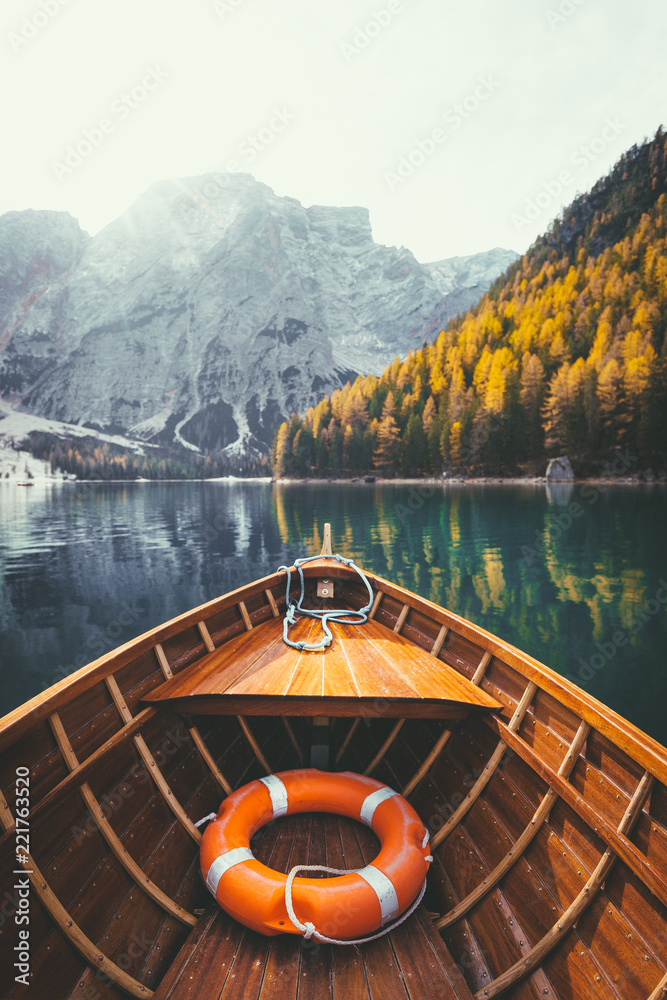 秋天阿尔卑斯山湖泊上的传统划艇