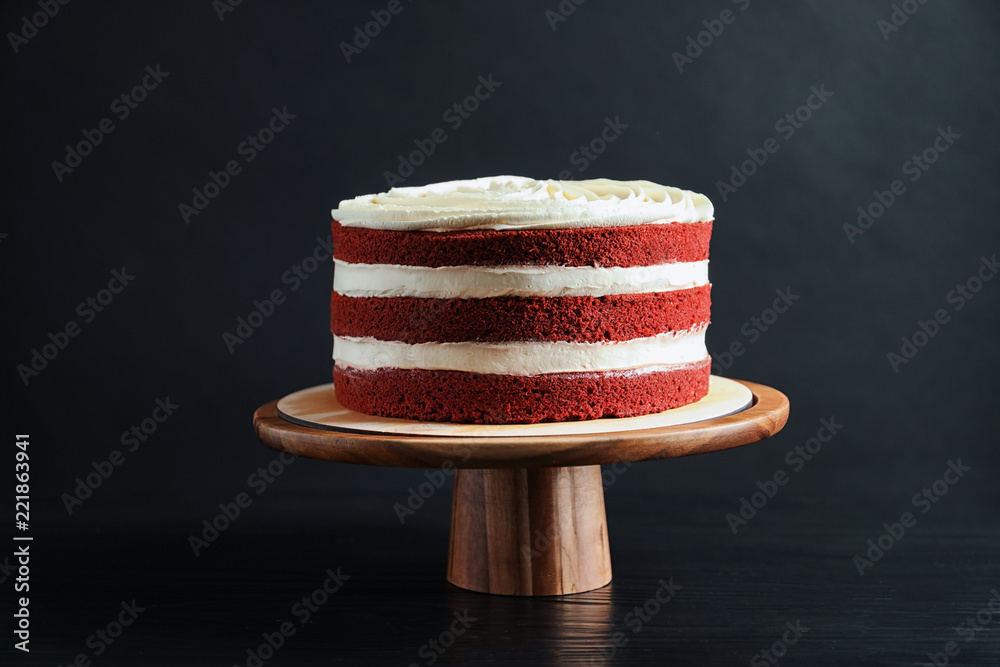 黑底木架上美味的自制红色天鹅绒蛋糕