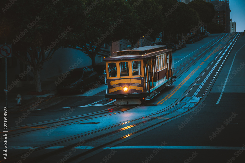 美国加利福尼亚州，加利福尼亚街黄昏，历史悠久的旧金山缆车