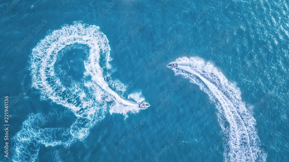 海面上的滑板车。s时透明绿松石水面上豪华漂浮船的鸟瞰图