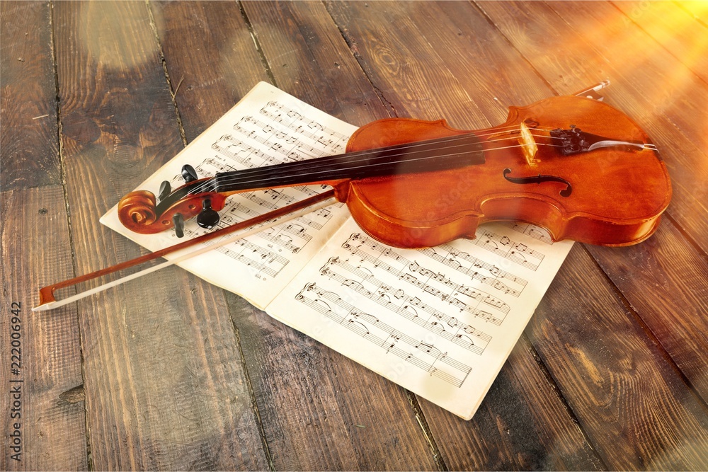 桌子上的小提琴和音乐笔记