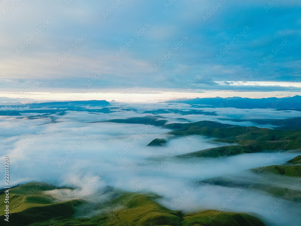 无人机鸟瞰图。黎明时分晨雾中的北高加索山脉山峰。