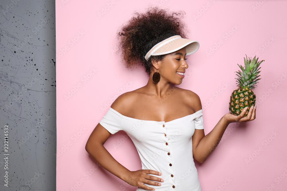 美丽的非裔美国女人，背景是菠萝