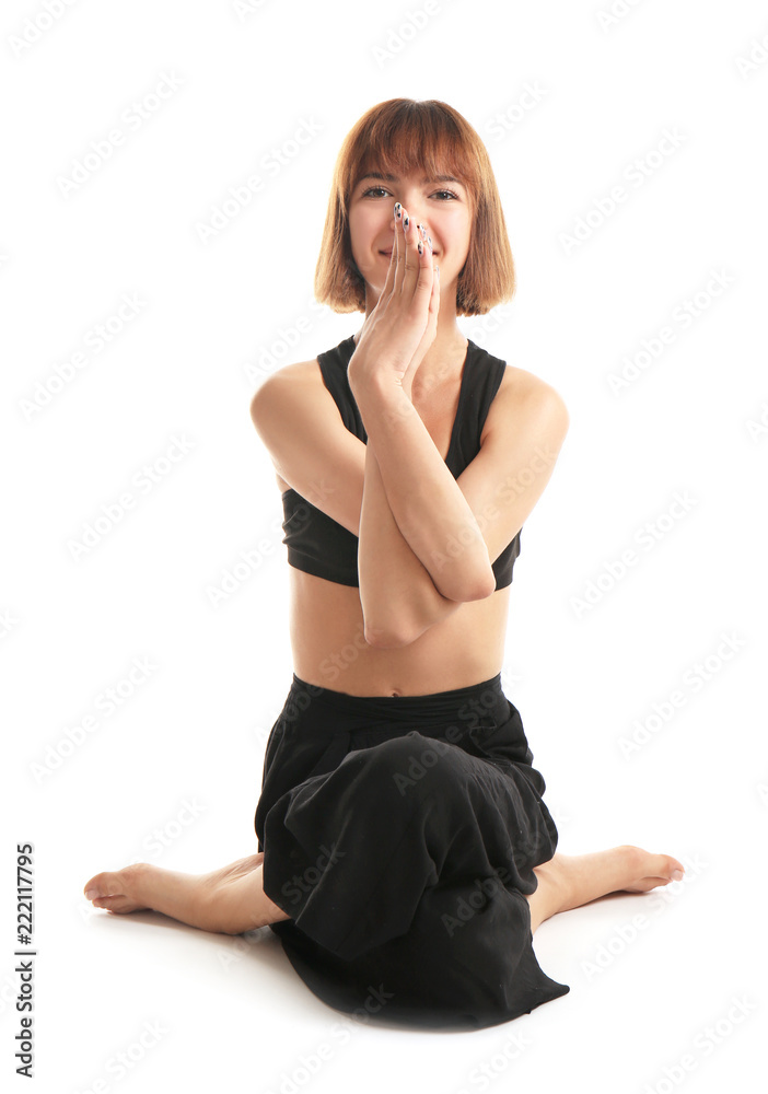 运动型女性在白色背景下练习瑜伽