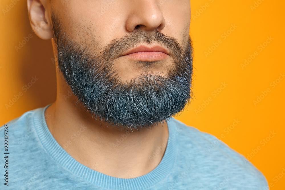 彩色背景染胡子的英俊男子，特写镜头
