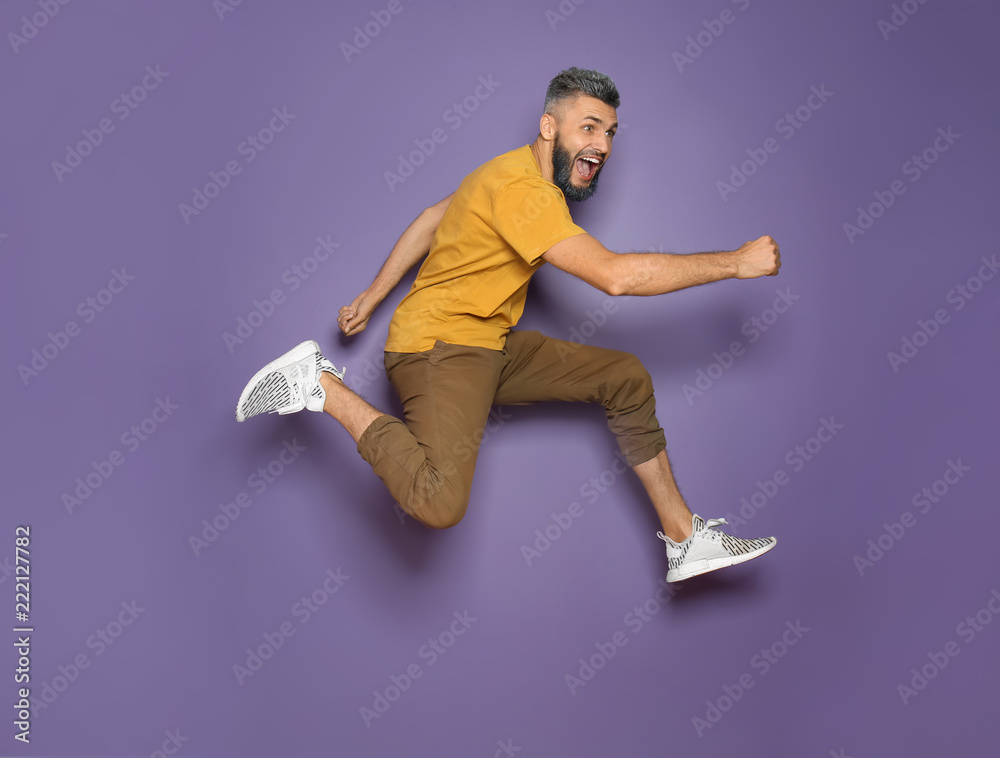 彩色背景上的活跃跳跃男子