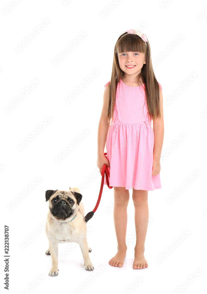 可爱的小女孩和白色背景的哈巴狗