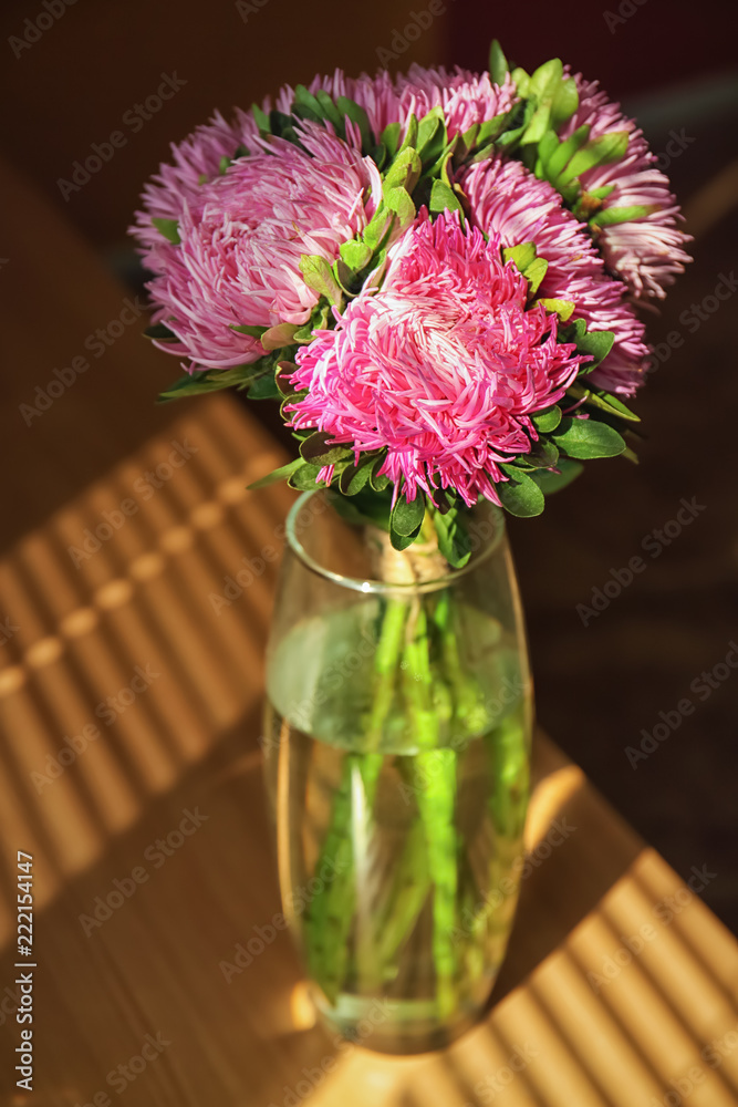 桌上有美丽菊花的花瓶