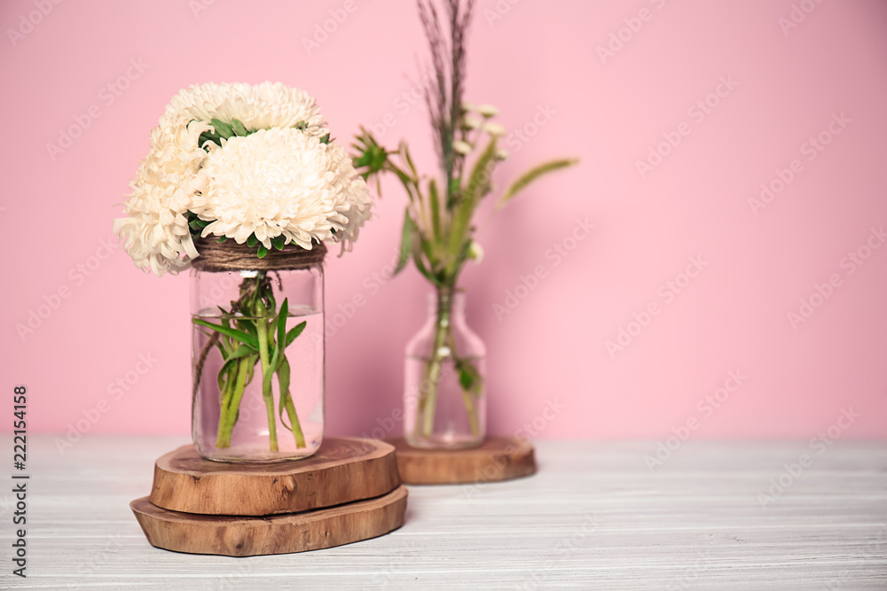 灯桌上有美丽菊花的花瓶