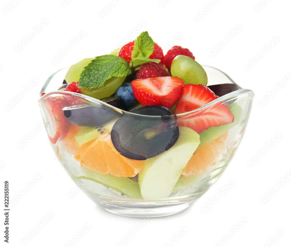 白底玻璃碗里的美味水果沙拉
