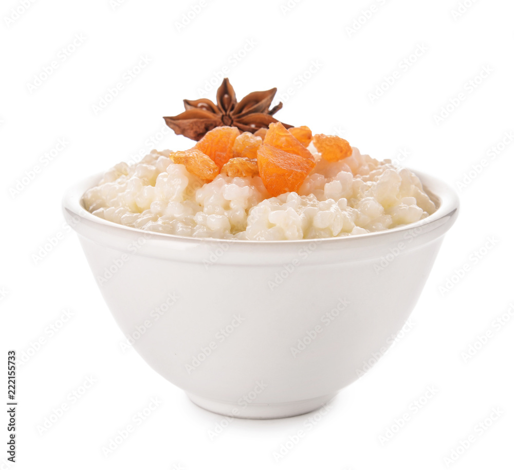 美味的米饭布丁，白底碗里有干果和茴香