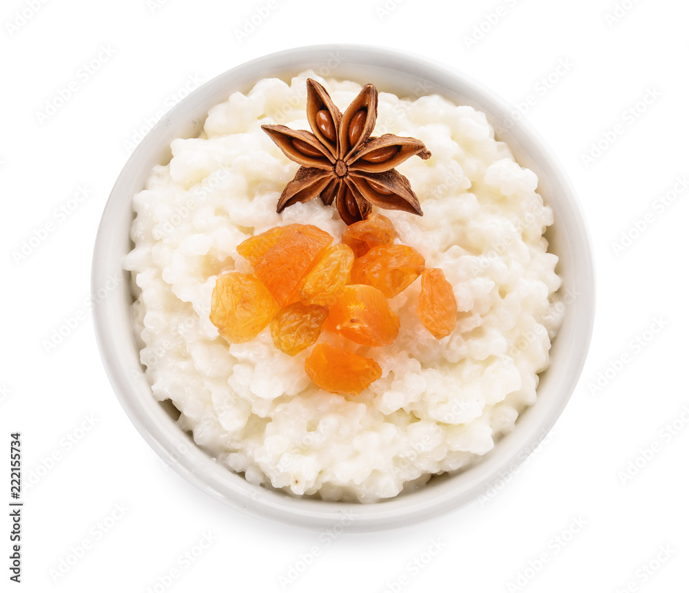 白底碗里有干果和八角的美味米饭布丁