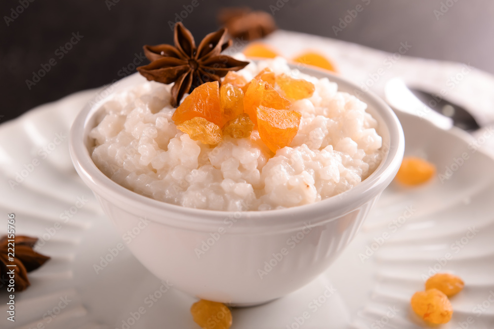 美味的米饭布丁，碗里盛着干果和八角