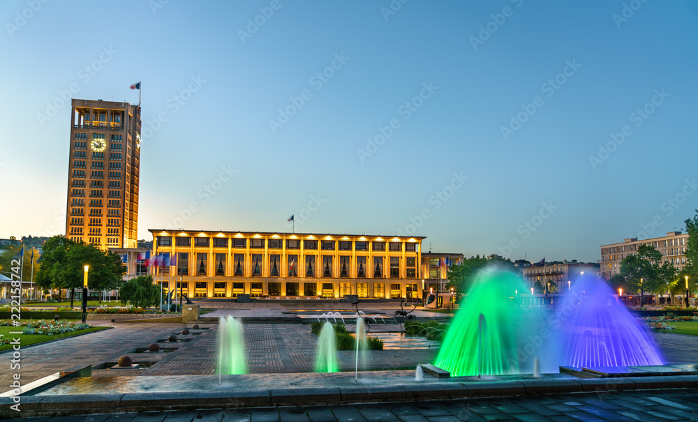 带喷泉的勒阿弗尔市政厅。法国
