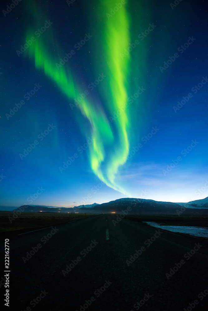 与Kp 5一起度过了一个美妙的夜晚。冰岛的北极光山。